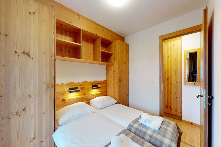 Room 2 of 30