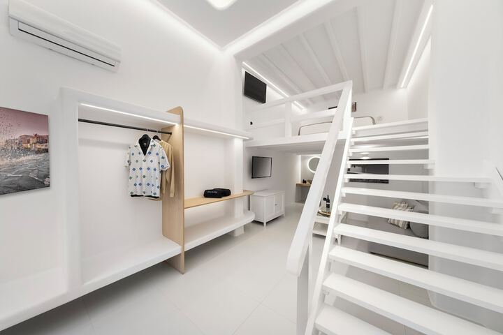 Room 33 of 227