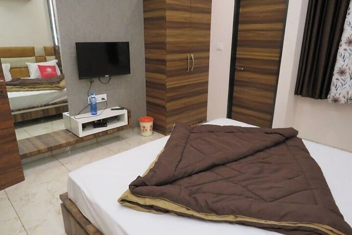 Room 2 of 10