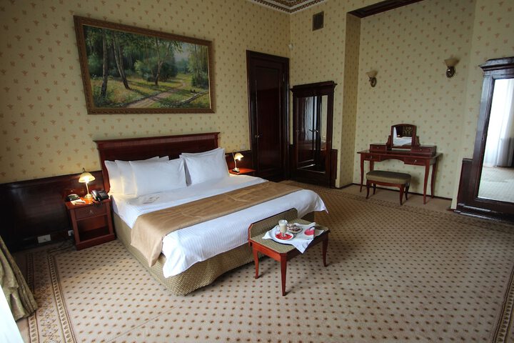 Room 27 of 136