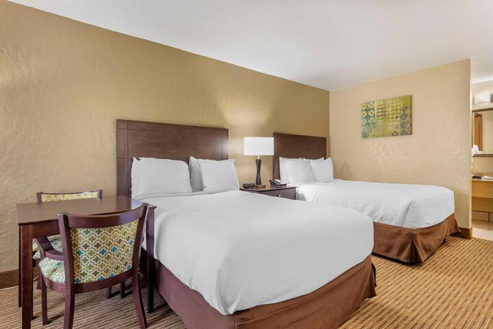 2 Double Accessible Comm Assist Roll in Shower Full Breakfast (6 of 10)
