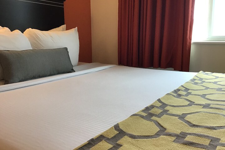 Room 13 of 36