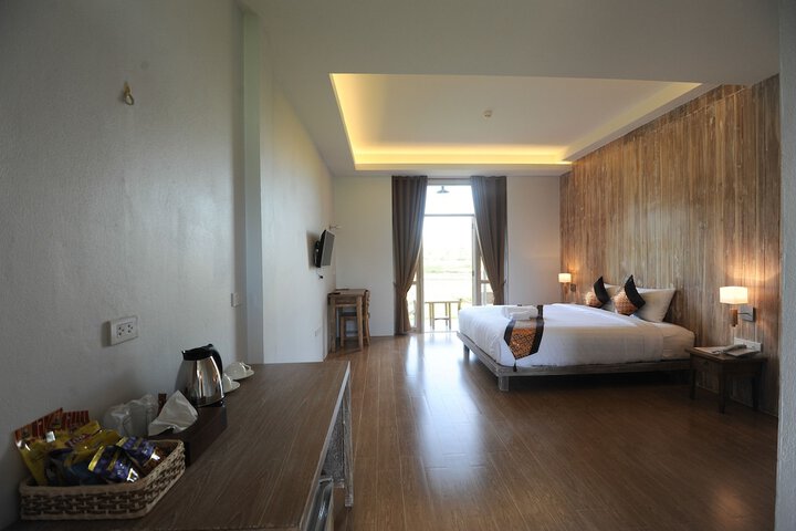 Lounge 26 of 74