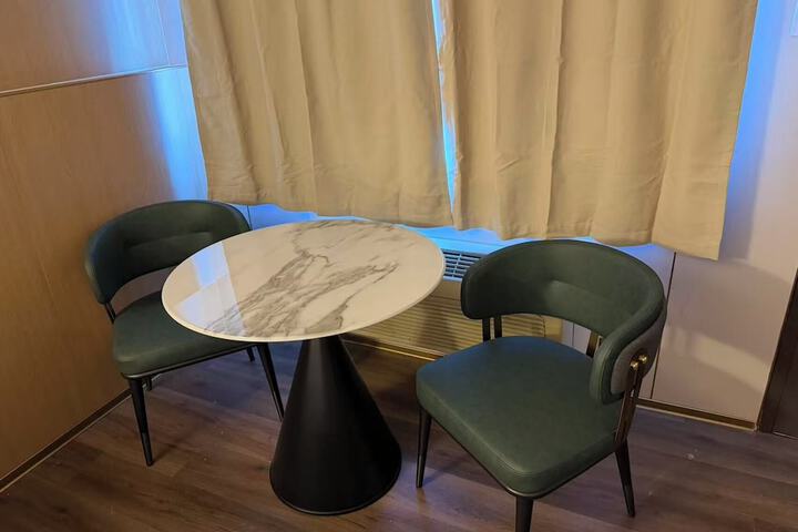 Room 12 of 25