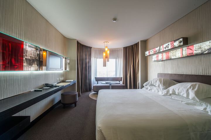 Room 7 of 106