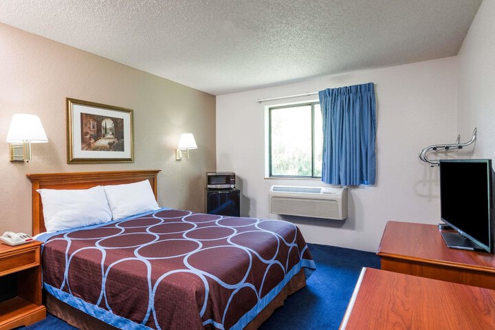 1 Queen Bed (7 of 16)