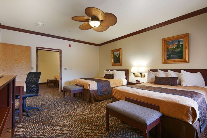1 Queen Bed High Speed Internet Accessible Coffee Maker, Hairdryer Iron and Ironing Board Full Breakfast (12 of 17)