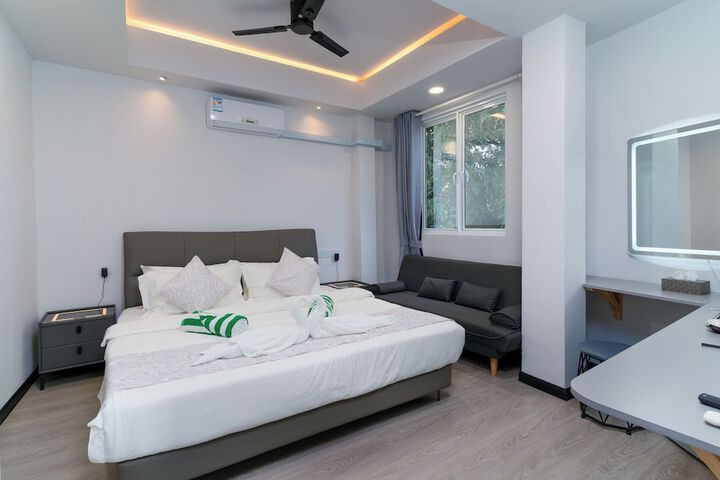 Room 4 of 18