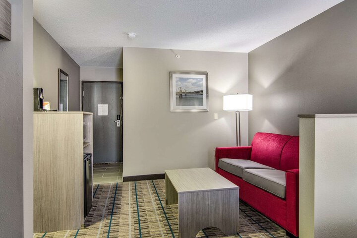 1 Queen Bed (11 of 21)