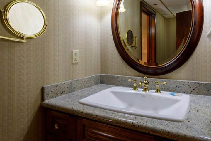 Room 32 of 80