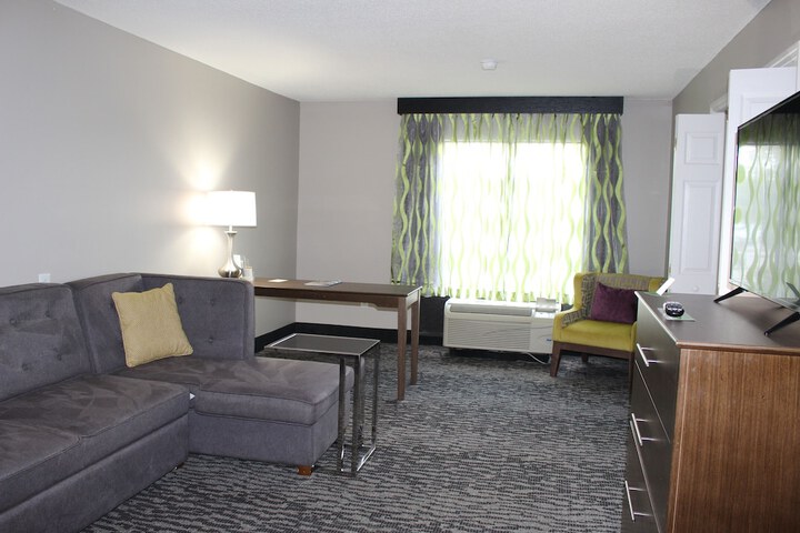 1 King Bed Deluxe Room (7 of 20)