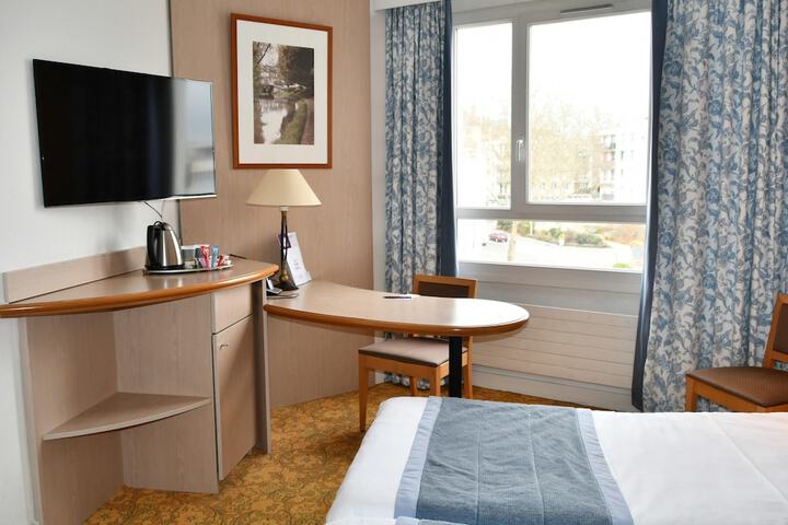 Room 15 of 48