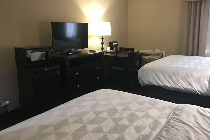 2 Queen Beds (9 of 10)