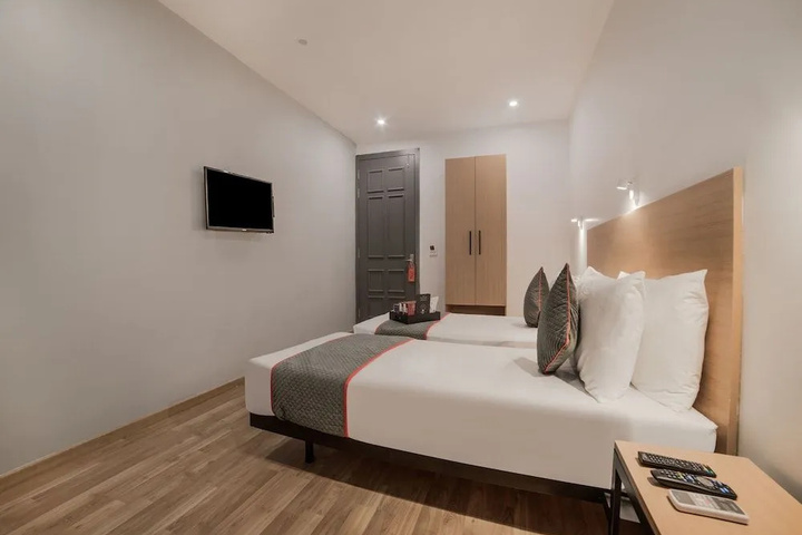Room 5 of 18