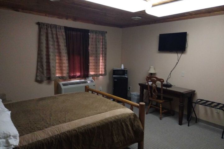 Comfort Room 1 Queen Bed with Sofa Bed (3 of 10)