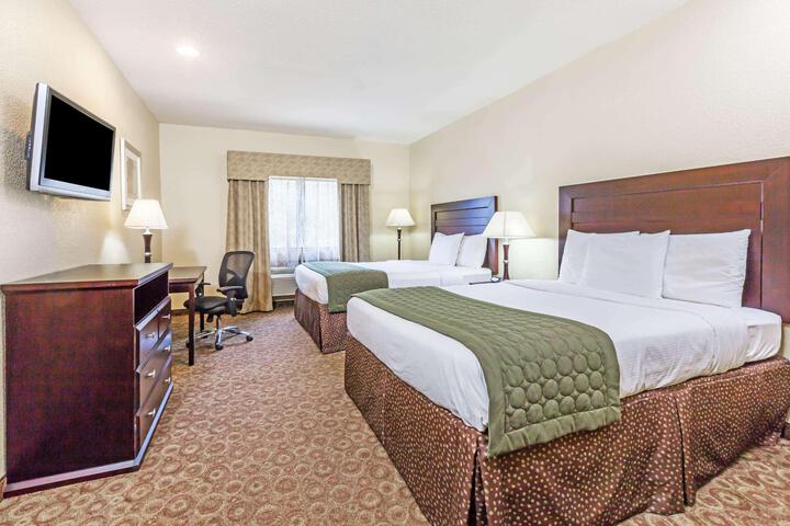2 Queen Beds (3 of 9)