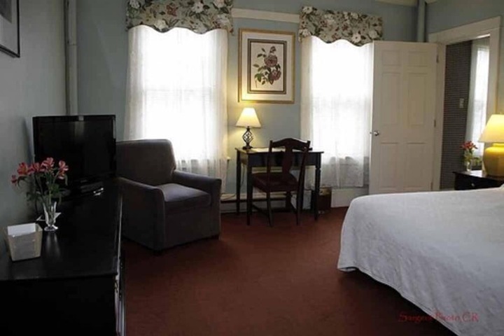 Deluxe King Bed (11 of 16)