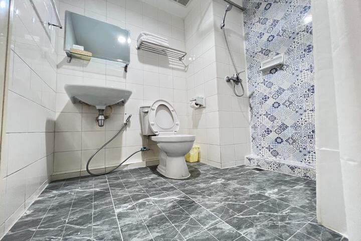 Room 15 of 28