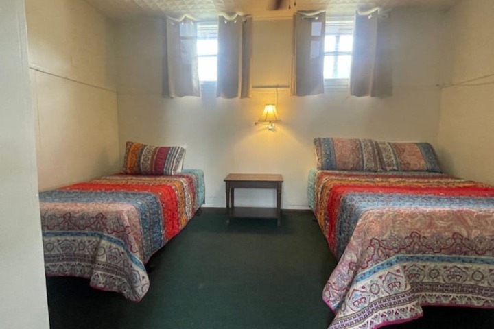 Room 40 of 213
