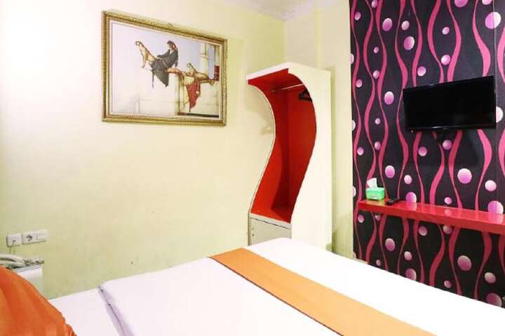 Room 7 of 32
