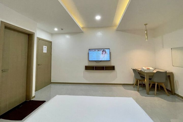 Room 2 of 10