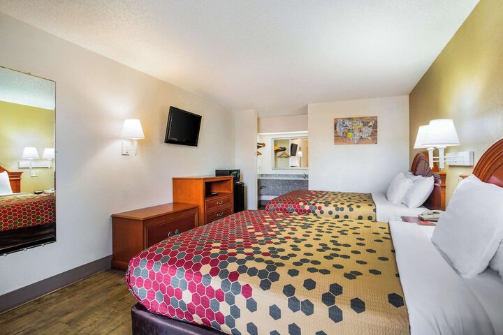 2 Queen Beds (1 of 7)