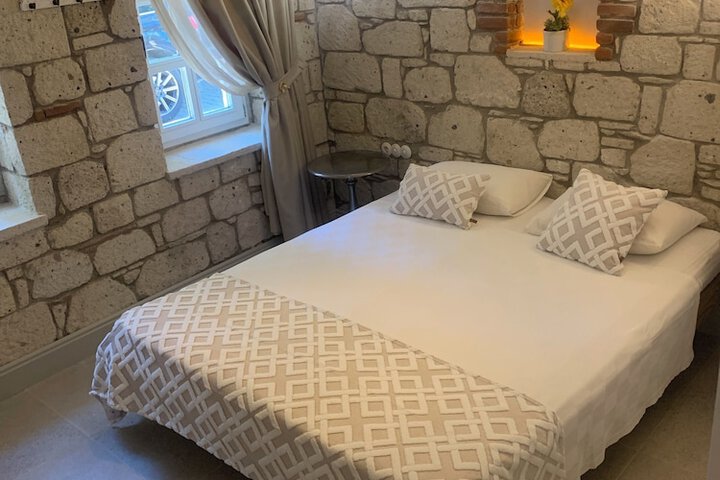 Room 16 of 80