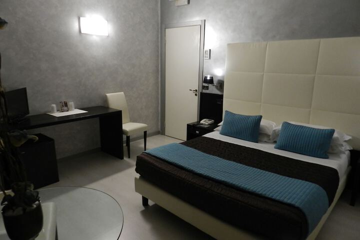 Room 15 of 33