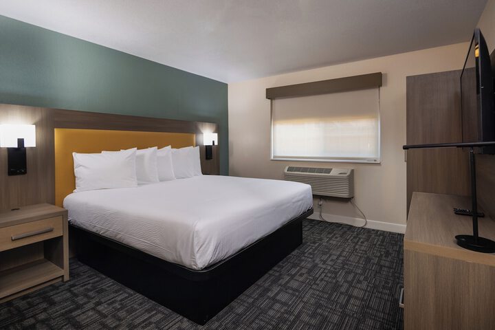 1 King Bed (3 of 18)