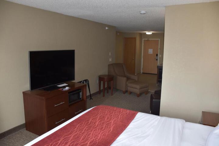 1 King Bed (3 of 12)