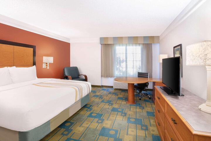 1 King Bed (3 of 14)