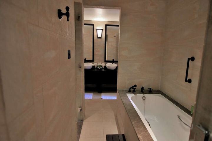 Room 28 of 71