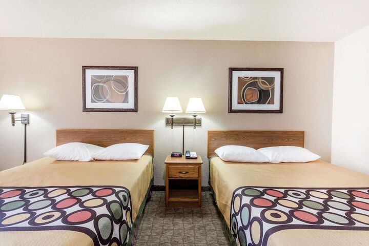 1 Queen Bed (4 of 11)