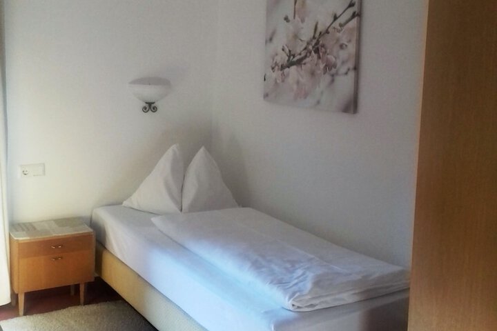 Room 6 of 61