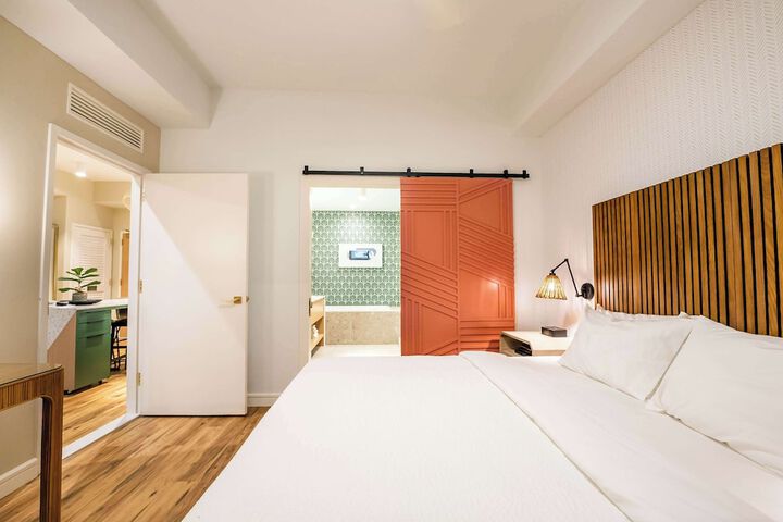 Room 34 of 60