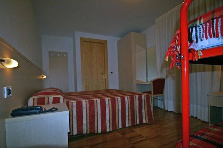 Room 7 of 92