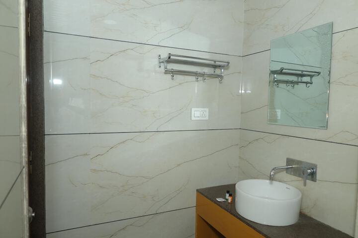Room 10 of 14