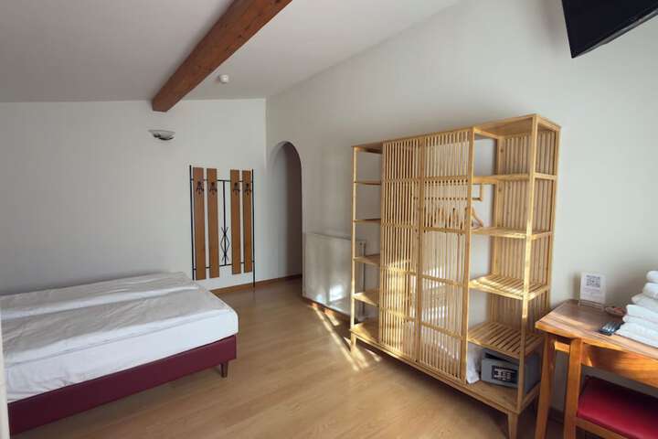 Room 52 of 148