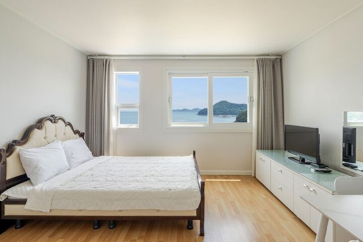 Room 12 of 85