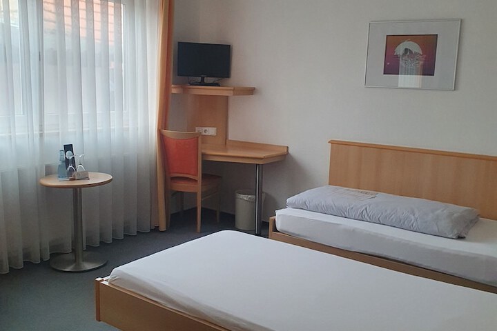 Room 8 of 28