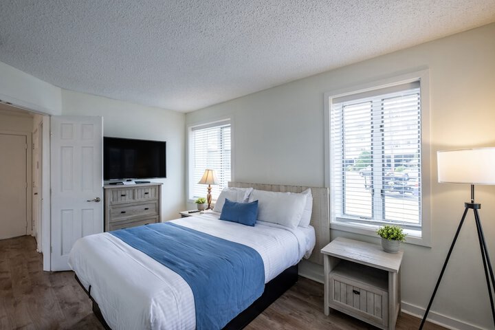 2 Queen Beds Pool View (3 of 43)