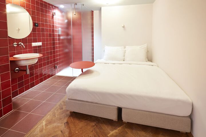 Room 27 of 143