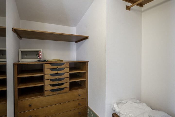 Room 27 of 100