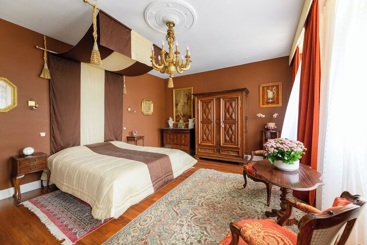 Room 5 of 52