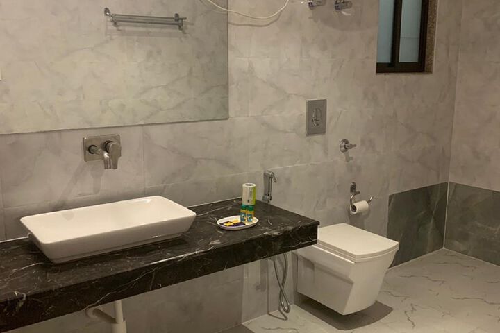 Room 4 of 18