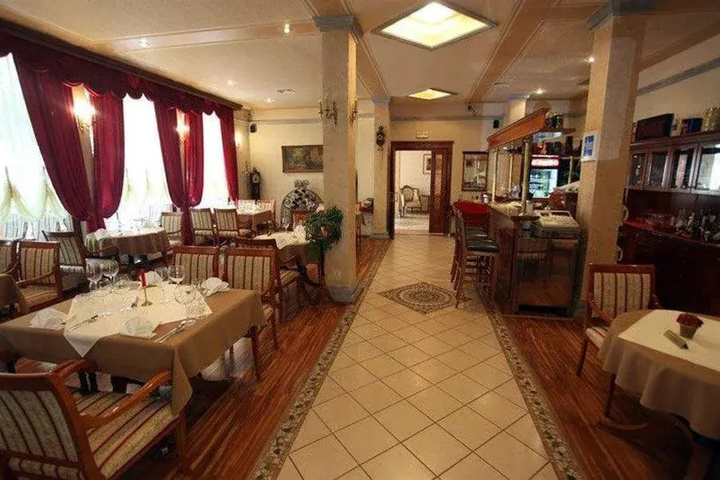Dining 20 of 23