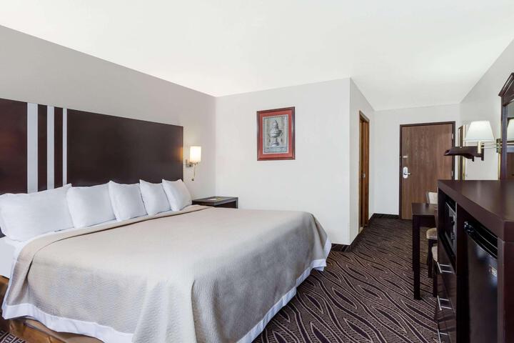 1 Queen Bed (2 of 20)