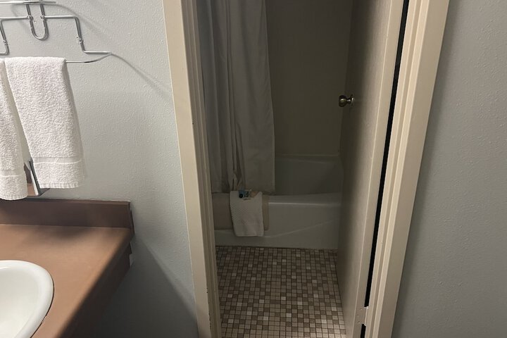 1 Queen Bed (2 of 7)