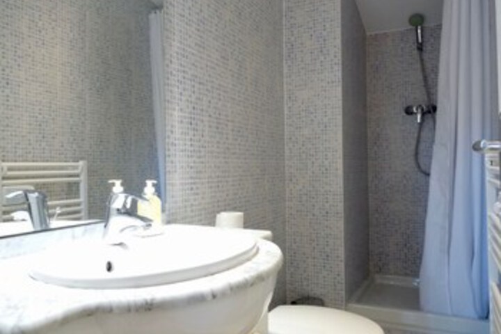 Room 3 of 28