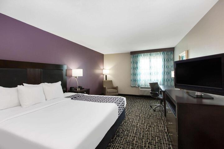 1 King Bed Deluxe Executive Room (5 of 14)